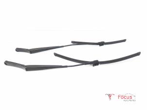 Used Front wiper arm Skoda Octavia Combi (1Z5) 1.4 TSI 16V Price € 15,00 Margin scheme offered by Focus Automotive