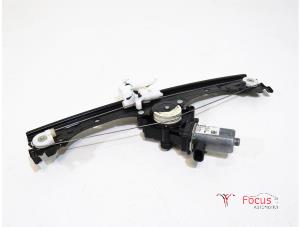 Używane Mechanizm szyby prawej przedniej wersja 2-drzwiowa Fiat 500C (312) 0.9 TwinAir 60 Cena € 35,00 Procedura marży oferowane przez Focus Automotive