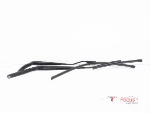 Used Front wiper arm Renault Clio IV Estate/Grandtour (7R) 0.9 Energy TCE 12V Price € 24,95 Margin scheme offered by Focus Automotive