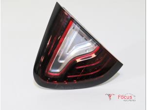Used Tailgate reflector, right Renault Captur (2R) 0.9 Energy TCE 12V Price € 35,00 Margin scheme offered by Focus Automotive