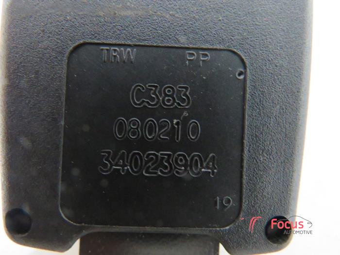 Lengüeta cinturón de seguridad derecha delante de un Fiat 500 (312) 1.2 69 2010