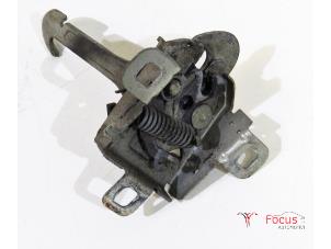 Używane Mechanizm zamka pokrywy silnika Fiat Punto Evo (199) 1.2 Euro 5 Cena € 14,95 Procedura marży oferowane przez Focus Automotive