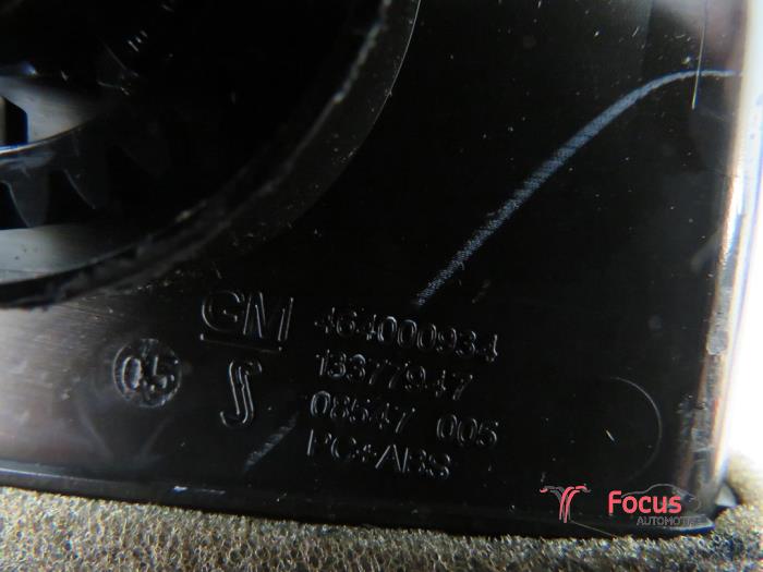 Rejilla de aire de salpicadero de un Opel Corsa E 1.3 CDTi 16V ecoFLEX 2016
