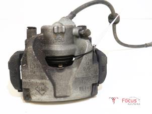 Used Front brake calliper, left Renault Captur (2R) 1.2 TCE 16V EDC Price € 20,00 Margin scheme offered by Focus Automotive