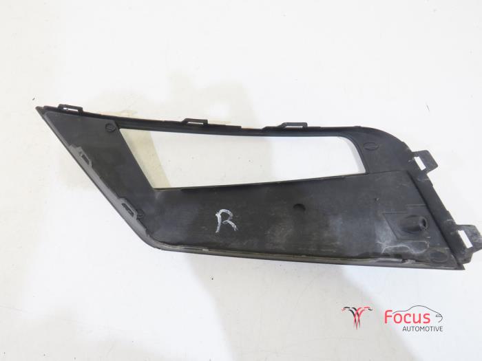Fog light cover plate, right from a Seat Leon (5FB) 1.0 TSI 12V 2017