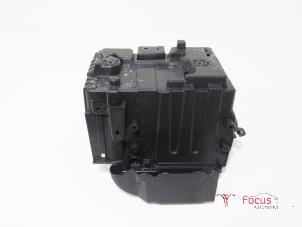 Używane Pojemnik na akumulator Ford Fiesta 7 1.1 Ti-VCT 12V 85 Cena € 30,00 Procedura marży oferowane przez Focus Automotive