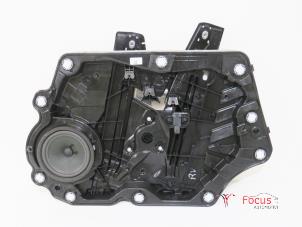 Używane Mechanizm szyby prawej przedniej wersja 4-drzwiowa Ford Fiesta 7 1.1 Ti-VCT 12V 85 Cena € 50,00 Procedura marży oferowane przez Focus Automotive