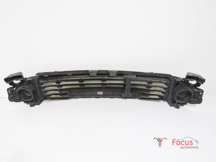 Front bumper, central component from a Renault Clio IV (5R) 1.2 16V 2013