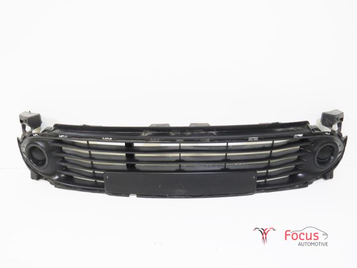 Front bumper, central component from a Renault Clio IV (5R) 1.2 16V 2013