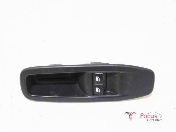 Usados Interruptor combinado de ventanillas Peugeot 208 I (CA/CC/CK/CL) 1.4 HDi Precio € 29,95 Norma de margen ofrecido por Focus Automotive