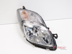 Używane Reflektor prawy Toyota Yaris II (P9) 1.0 12V VVT-i Cena € 150,00 Procedura marży oferowane przez Focus Automotive