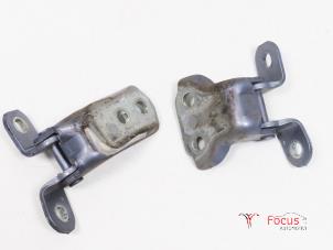 Used Front door hinge, right Toyota Yaris II (P9) 1.0 12V VVT-i Price € 25,00 Margin scheme offered by Focus Automotive