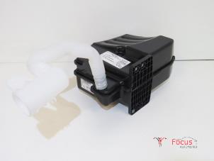 New Front windscreen washer reservoir Skoda Octavia Combi (5EAC) 1.2 TSI 16V Price € 78,65 Inclusive VAT offered by Focus Automotive