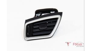 Usagé Grille aération tableau de bord Nissan Qashqai (J11) 1.2 DIG-T 16V Prix € 20,00 Règlement à la marge proposé par Focus Automotive