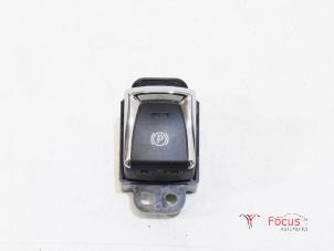 Usados Interruptor de freno de mano Nissan Qashqai (J11) 1.2 DIG-T 16V Precio € 40,00 Norma de margen ofrecido por Focus Automotive