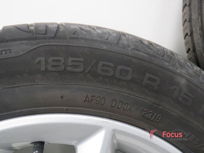 Juego de llantas y neumáticos de un Seat Ibiza ST (6J8) 1.6 TDI 105 2012