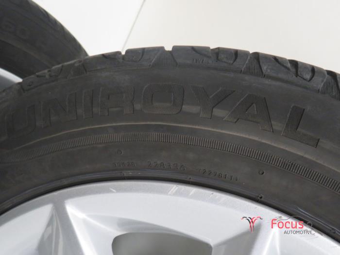 Juego de llantas y neumáticos de un Seat Ibiza ST (6J8) 1.6 TDI 105 2012