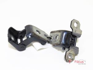 Used Front door hinge, right Renault Clio IV Estate/Grandtour (7R) 0.9 Energy TCE 90 12V Price € 35,00 Margin scheme offered by Focus Automotive