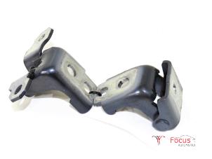Used Rear door hinge, right Renault Clio IV Estate/Grandtour (7R) 0.9 Energy TCE 90 12V Price € 40,00 Margin scheme offered by Focus Automotive