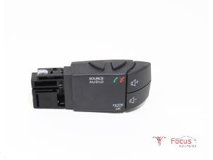 Used Steering wheel mounted radio control Renault Clio IV Estate/Grandtour (7R) 0.9 Energy TCE 90 12V Price € 15,00 Margin scheme offered by Focus Automotive