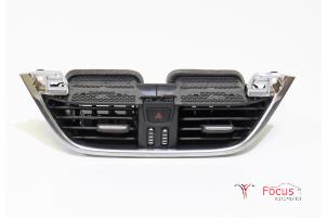 Usados Rejilla de aire de salpicadero Ford Fiesta 7 1.0 EcoBoost 12V 100 Precio € 20,00 Norma de margen ofrecido por Focus Automotive