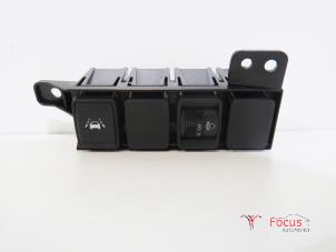 Używane Przelacznik reflektora LHV Ford Fiesta 7 1.0 EcoBoost 12V 100 Cena € 25,00 Procedura marży oferowane przez Focus Automotive