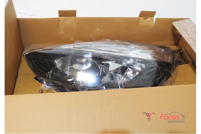 Headlight, left from a Renault Clio IV (5R) 1.2 TCE 16V GT EDC 2019