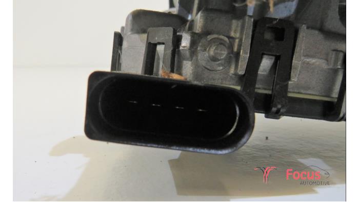 Mecanismo y motor de limpiaparabrisas de un Ford Fiesta 6 (JA8) 1.0 SCI 12V 80 2016