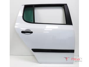 Używane Drzwi prawe tylne wersja 4-drzwiowa Skoda Fabia II (5J) 1.2i 12V Cena € 175,00 Procedura marży oferowane przez Focus Automotive