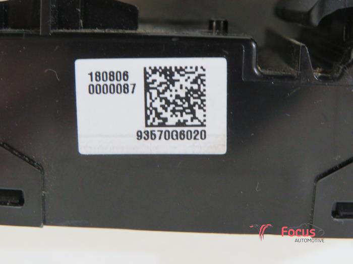 Multi-functional window switch from a Kia Picanto (JA) 1.0 12V 2019