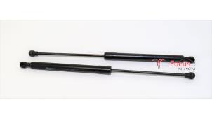 Used Set of tailgate gas struts Renault Captur (2R) 1.5 Energy dCi 90 FAP Price € 14,95 Margin scheme offered by Focus Automotive
