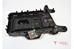 Używane Pojemnik na akumulator Volkswagen Scirocco (137/13AD) 1.4 TSI 160 16V Cena € 15,00 Procedura marży oferowane przez Focus Automotive
