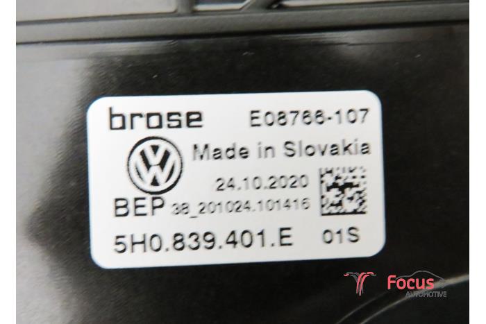 Mechanizm szyby lewej tylnej wersja 4-drzwiowa z Volkswagen Golf VIII Variant (GC5) 2.0 TDI BlueMotion 16V 2021