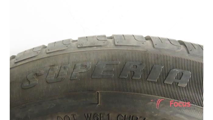 Wheel + tyre from a Volkswagen Golf VI (5K1) 1.4 16V 2010