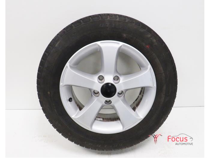 Wheel + tyre from a Volkswagen Golf VI (5K1) 1.4 16V 2010