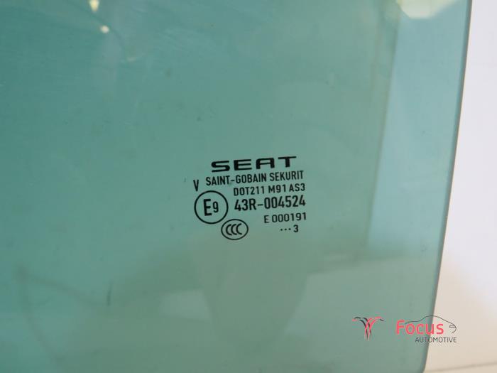 Vitre portière 4portes arrière gauche d'un Seat Ibiza ST (6J8) 1.2 TDI Ecomotive 2013
