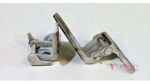 Used Front door hinge, right Peugeot Boxer (U9) 2.0 BlueHDi 130 Price € 35,00 Margin scheme offered by Focus Automotive