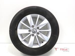 Usagé Jante + pneumatique Volkswagen Golf VII (AUA) 1.2 TSI BlueMotion 16V Prix € 125,00 Règlement à la marge proposé par Focus Automotive