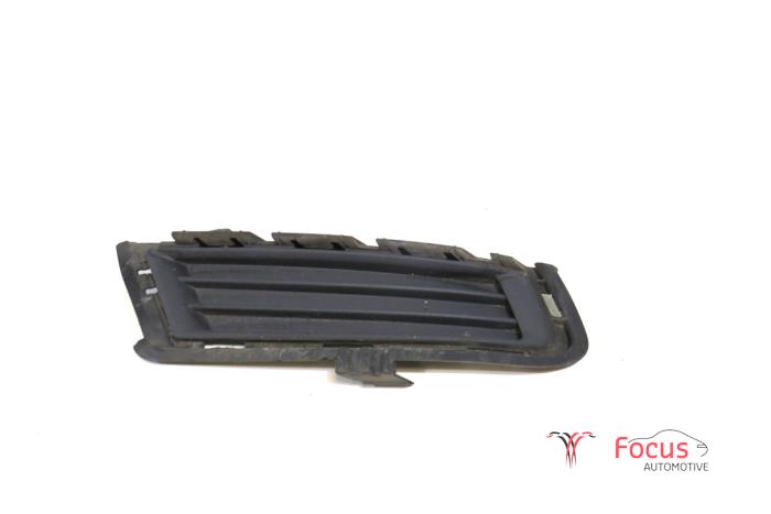 Bumper grille from a Volkswagen Golf VII (AUA) 1.2 TSI BlueMotion 16V 2013