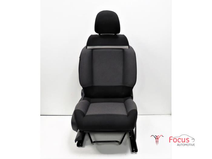 Używane Fotel prawy Citroen C3 Aircross I (2C/2R) 1.2 e-THP PureTech 110 Cena € 200,00 Procedura marży oferowane przez Focus Automotive