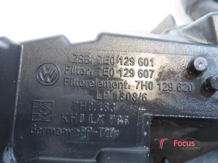 Boîtier filtre à air d'un Volkswagen Transporter T5 2.0 TDI DRF 2011