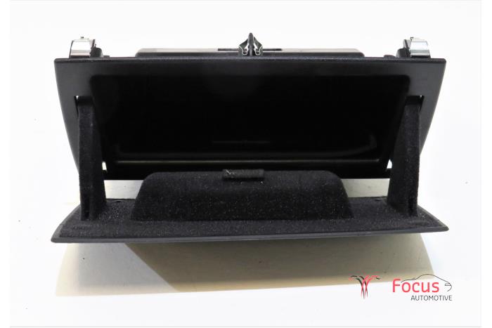 Storage compartment from a BMW 1 serie (F20) 118i 1.5 TwinPower 12V 2017