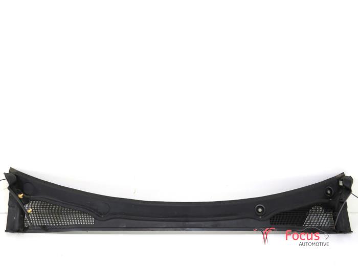 Cowl top grille from a Renault Clio IV (5R) 0.9 Energy TCE 90 12V 2018