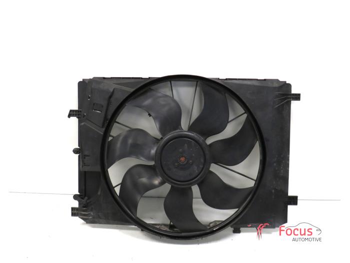 Cooling fans from a Mercedes-Benz C (W204) 2.2 C-200 CDI 16V 2008