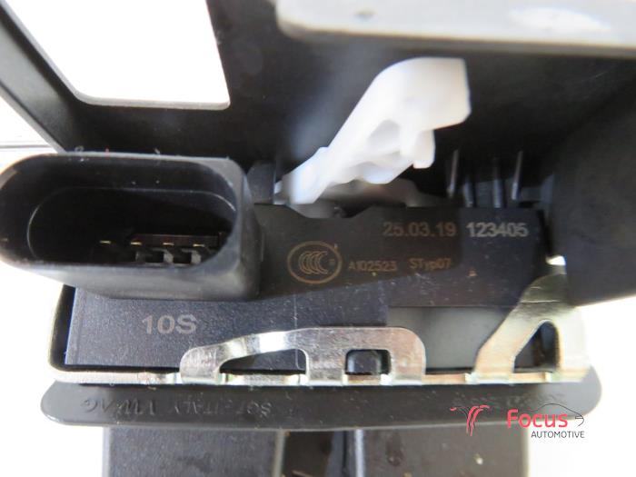 Mechanizm zamka tylnej klapy z Volkswagen Polo VI (AW1) 1.0 MPi 12V 2019