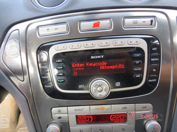 Radio CD player from a Ford Mondeo IV Wagon 2.0 TDCi 140 16V 2008