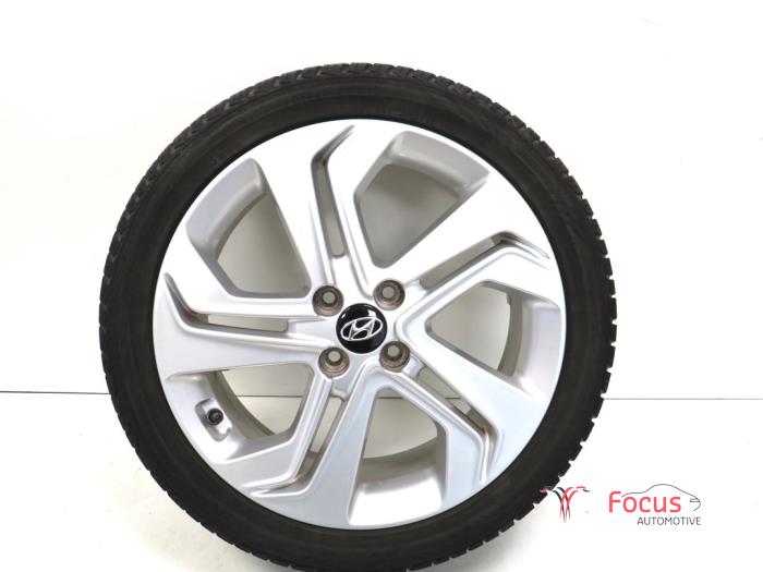 Wheel + tyre from a Hyundai i20 (GBB) 1.0 T-GDI 120 12V 2017