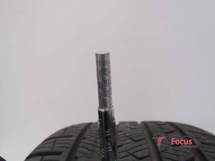 Wheel + tyre from a Hyundai i20 (GBB) 1.0 T-GDI 120 12V 2017