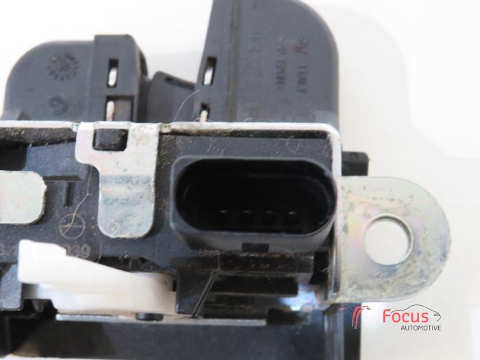 Tailgate lock mechanism from a Volkswagen Scirocco (137/13AD) 1.4 TSI 122 16V 2010