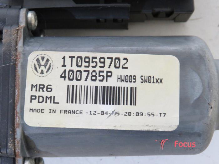 Door window motor from a Volkswagen Caddy III (2KA,2KH,2CA,2CH) 1.9 TDI 2005